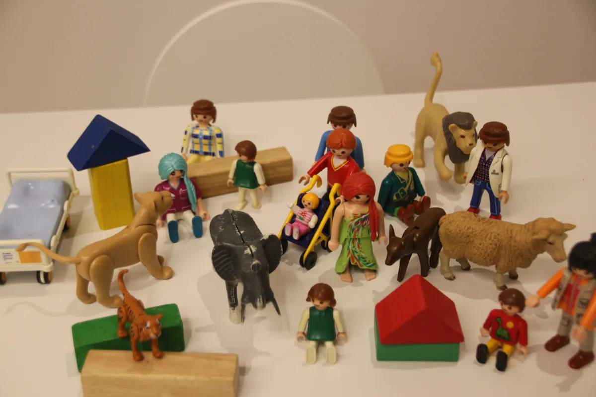 Figures de persones i animals per al joc simbòlic a la consulta de Noemí Mauri.