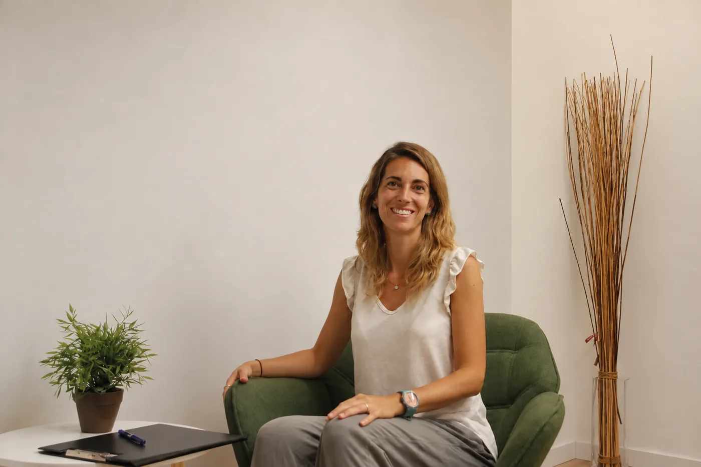 Noemí Mauri Carbonés somrient, asseguda a la butaca de la seva consulta de Castellterçol.
