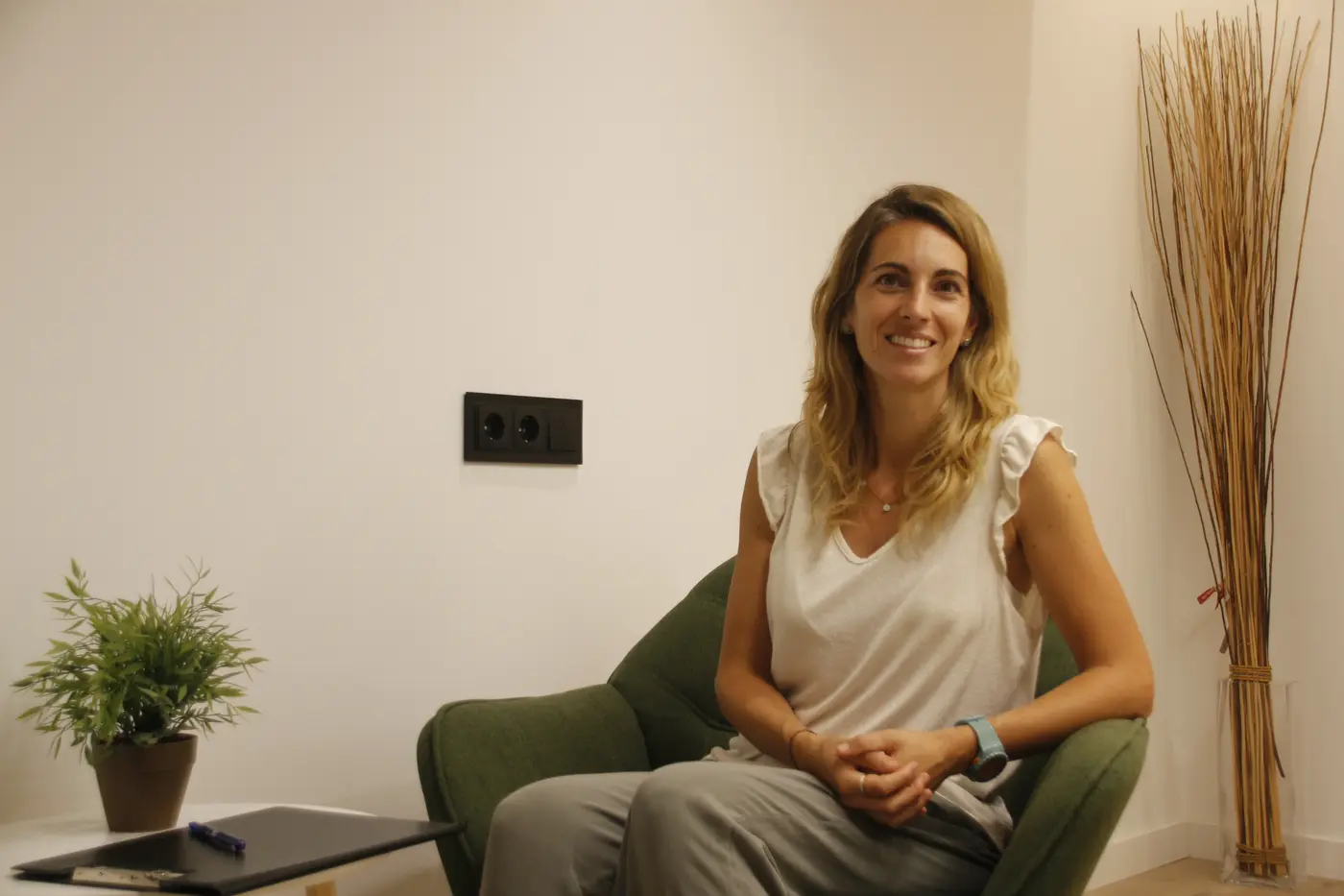 Primer pla de Noemí Mauri, somrient a la consulta